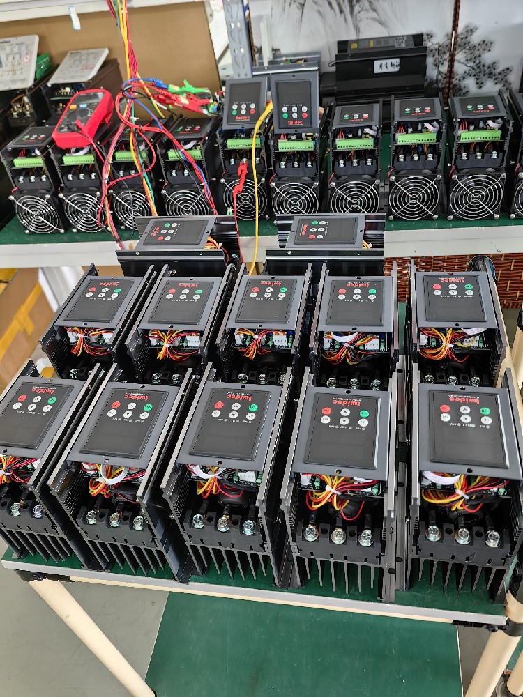 对于幼功率且对精度要求极高的尝试设备，应若何精准选型电力调整器？