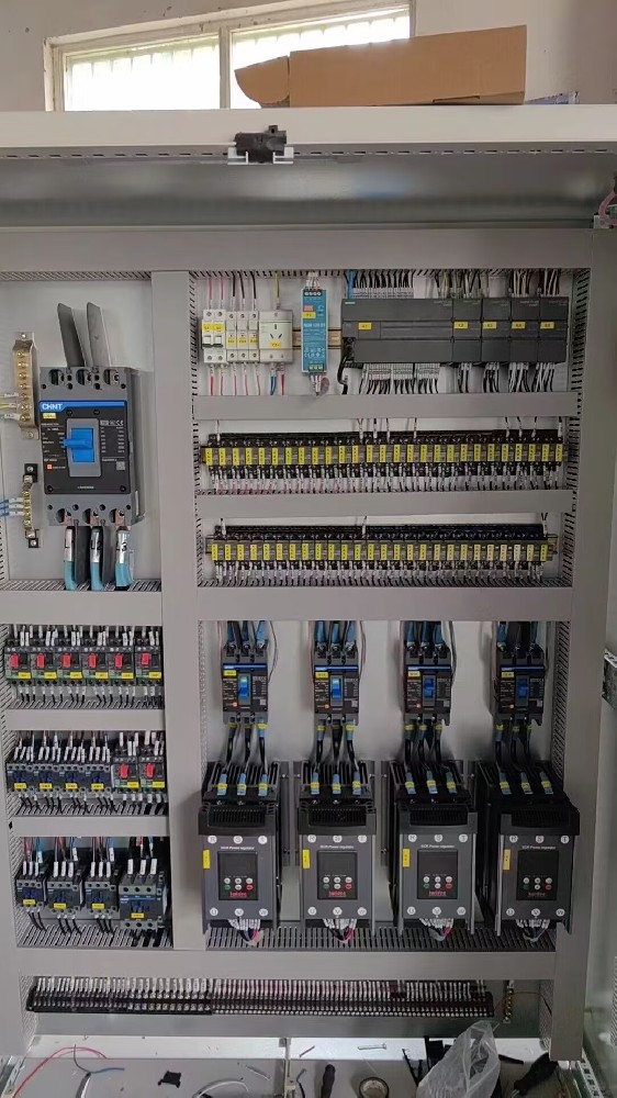 在装置电力调整器时，布线的粗细与材质对其机能有何具体影响？