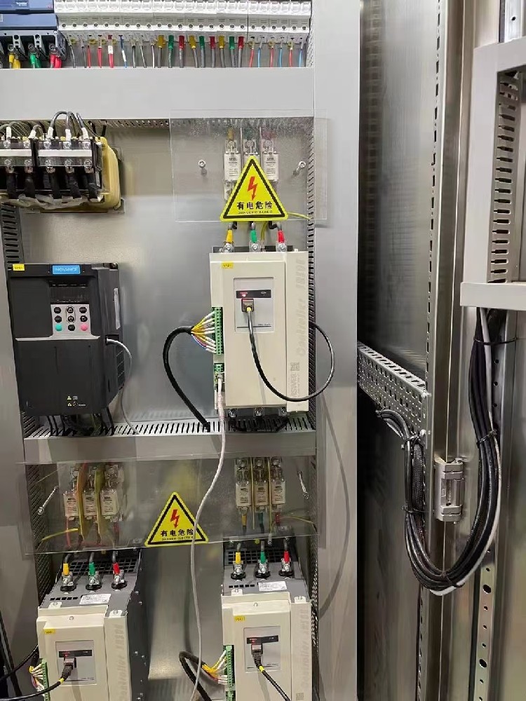 在医疗设备中使用电力调整器，必要沉点关注哪些特殊的安全尺度？