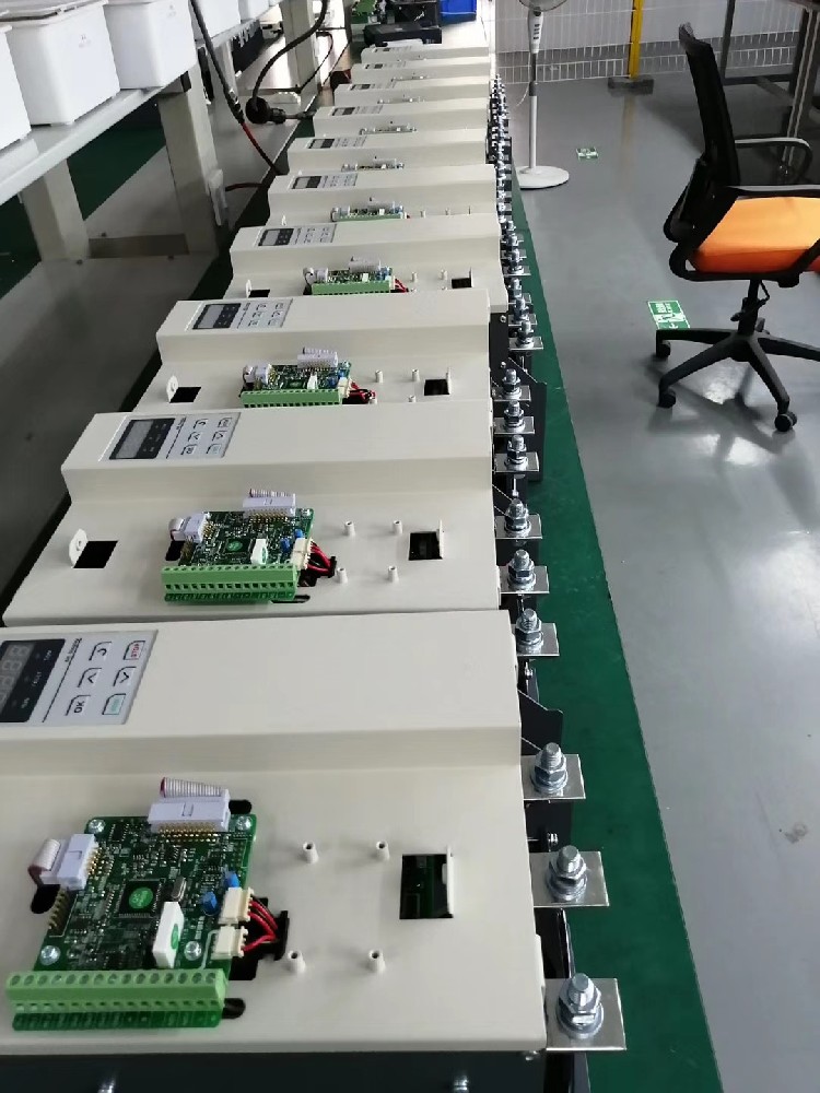 电力调整器与变频器在某些利用场景下职能有沉叠，若何抉择使用哪一个？