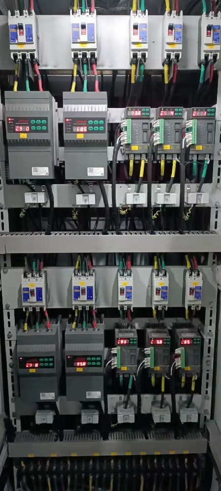 电力调整器在微电网系统中，若何协调分歧能源发电单元的电力输出？