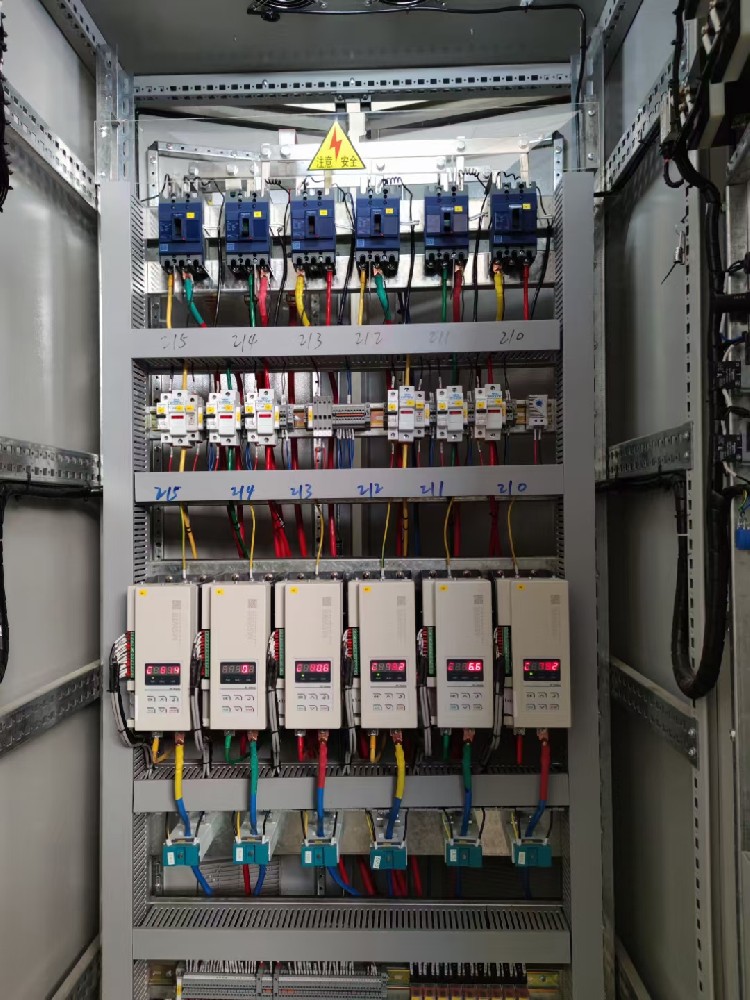 在电力调整器设计中，若何处置电源抖动和电网脉动的影响？