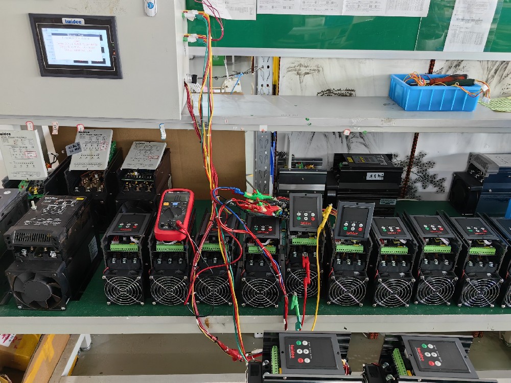 晶闸管在互换电力调整器中是若何实现电压调节的？