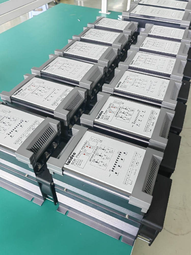 若何实现多台电力调整器的协同工作以满足复杂的电力节造需要？