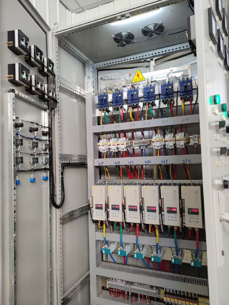 电力调整器的线性度若何？在调节过程中，输出与输入是否维持优良的线性关系？