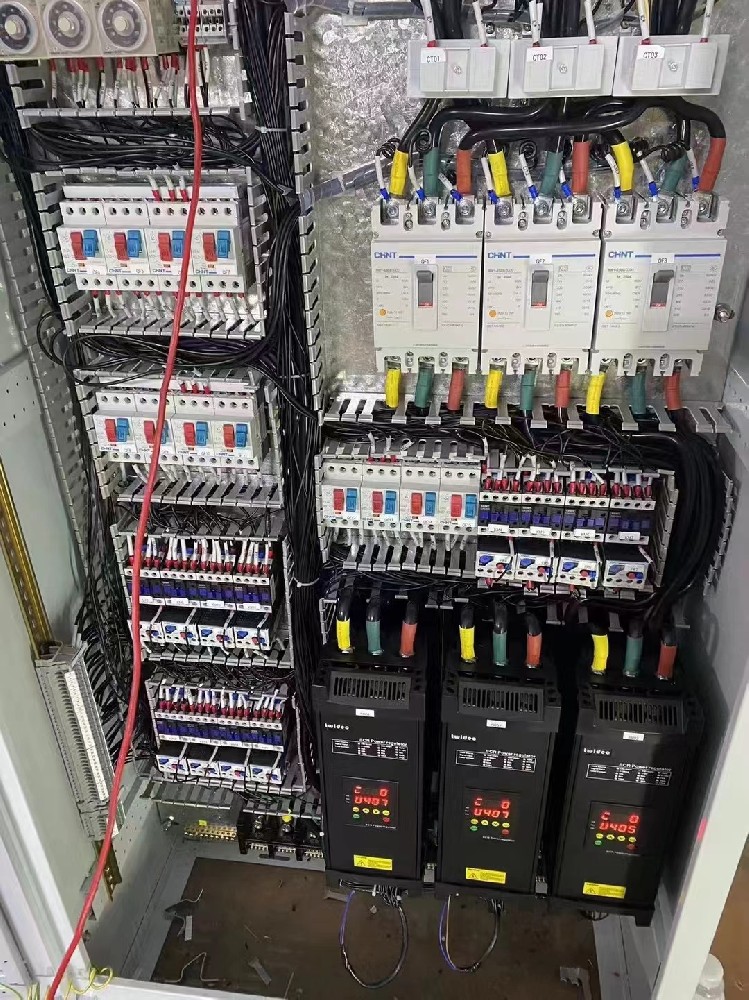 电力调整器运行一段功夫后，显示的电流值与现实丈量值误差较大，是什么原因导致丈量禁绝，该若何校准？