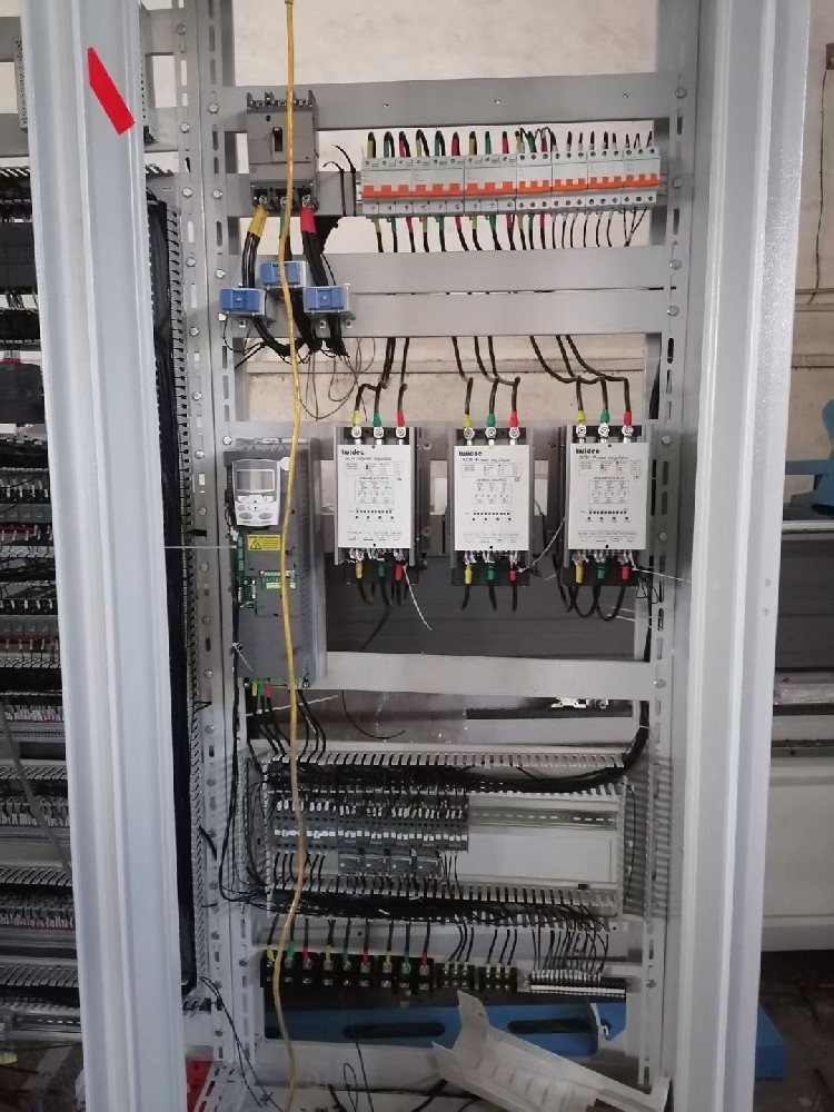 夏季高温高湿环境下，电力调整器运行不不变，时时出现死机景象，该若何应对？